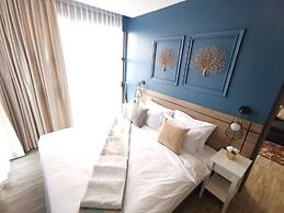 Simply Comfy Apartment by Patsamon