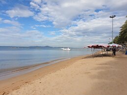 Simply Comfy Apartment by Patsamon