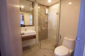 Simply Comfy Apartment by Patsamon