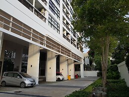 Simply Comfy Apartment by Patsamon