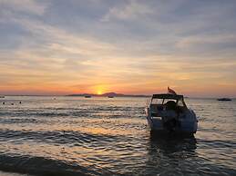 Simply Comfy Apartment by Patsamon