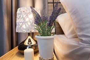 Simply Comfy Apartment by Patsamon