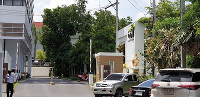 Simply Comfy Apartment by Patsamon