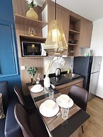 Simply Comfy Apartment by Patsamon