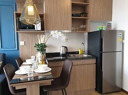 Simply Comfy Apartment by Patsamon