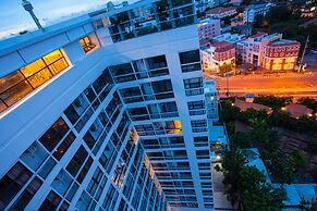 Simply Comfy Apartment by Patsamon