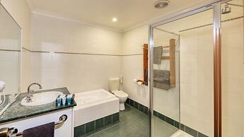 Colonial Motel and Serviced Apartments