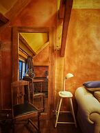 The House With No Nails