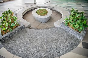 One Amerin Mall & Suites