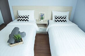 One Amerin Mall & Suites