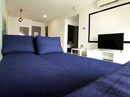 One Amerin Mall & Suites