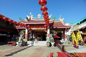 Surachet at 257 Boutique House