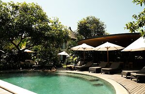 Wave House - Surf Camp