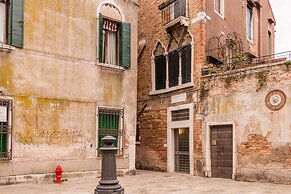 Ca' Barbo Romantic Apartment in Venice