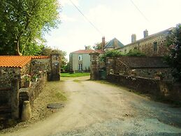 Le Manoir Aux Douves