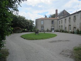 Le Manoir Aux Douves