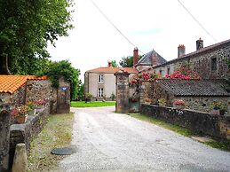 Le Manoir Aux Douves
