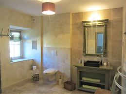 Le Manoir Aux Douves