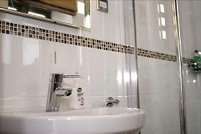 England's Gate and Coachhouse