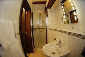 England's Gate and Coachhouse