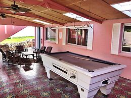 Dolphins Beach House - Hostel