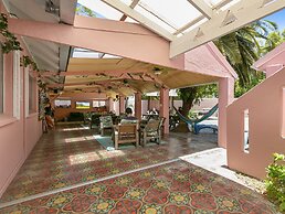 Dolphins Beach House - Hostel