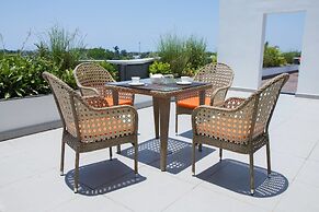 The Streamliner Hotel Apartment