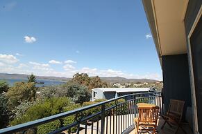 Torino 6 - Lake Jindabyne & Snowy Mountain Views