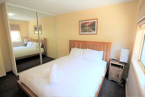 Torino 6 - Lake Jindabyne & Snowy Mountain Views