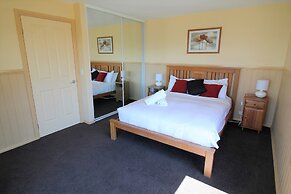 Torino 6 - Lake Jindabyne & Snowy Mountain Views