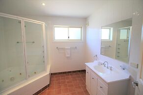 Torino 6 - Lake Jindabyne & Snowy Mountain Views