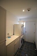 Torino 6 - Lake Jindabyne & Snowy Mountain Views