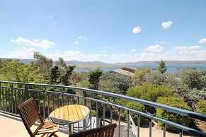 Torino 6 - Lake Jindabyne & Snowy Mountain Views
