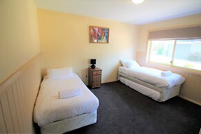 Torino 6 - Lake Jindabyne & Snowy Mountain Views