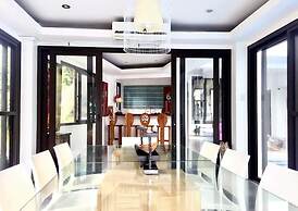 The Whitehouse by the Sea