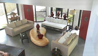 The Whitehouse by the Sea