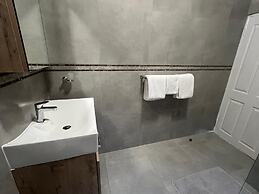 Camelot Guest House & Apartments