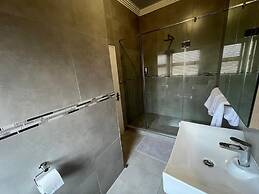 Camelot Guest House & Apartments