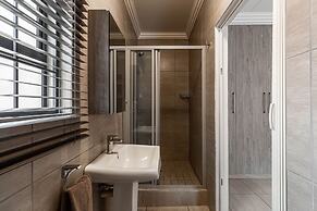 Camelot Guest House & Apartments