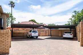 Camelot Guest House & Apartments