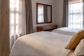 Camelot Guest House & Apartments