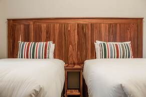 Camelot Guest House & Apartments