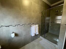 Camelot Guest House & Apartments