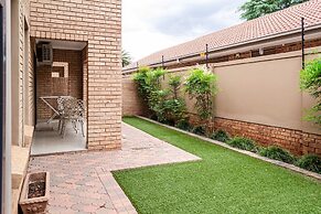 Camelot Guest House & Apartments