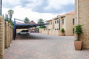 Camelot Guest House & Apartments