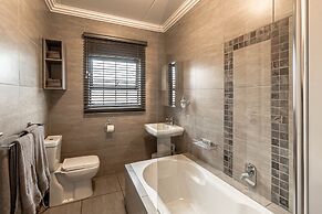 Camelot Guest House & Apartments