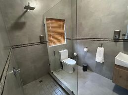 Camelot Guest House & Apartments