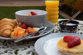 Camelot Guest House & Apartments