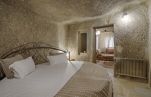 Hera Cave Suites