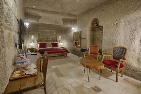 Hera Cave Suites